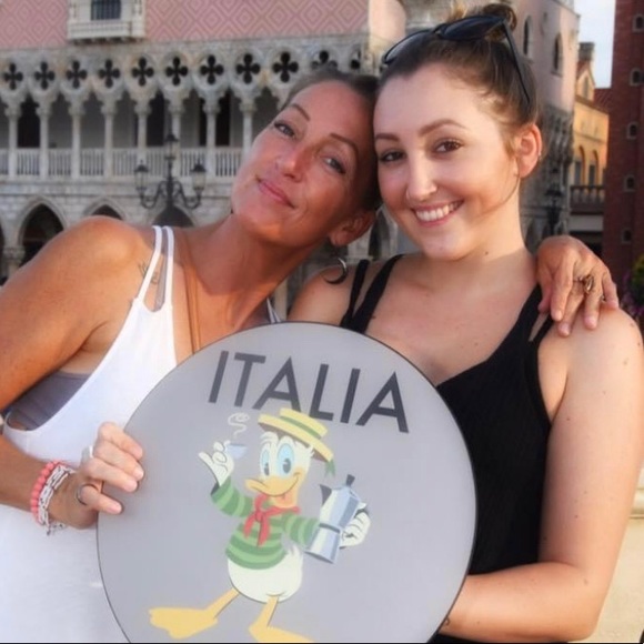 Meet your Posher, Dee! - Picture 2 of 15